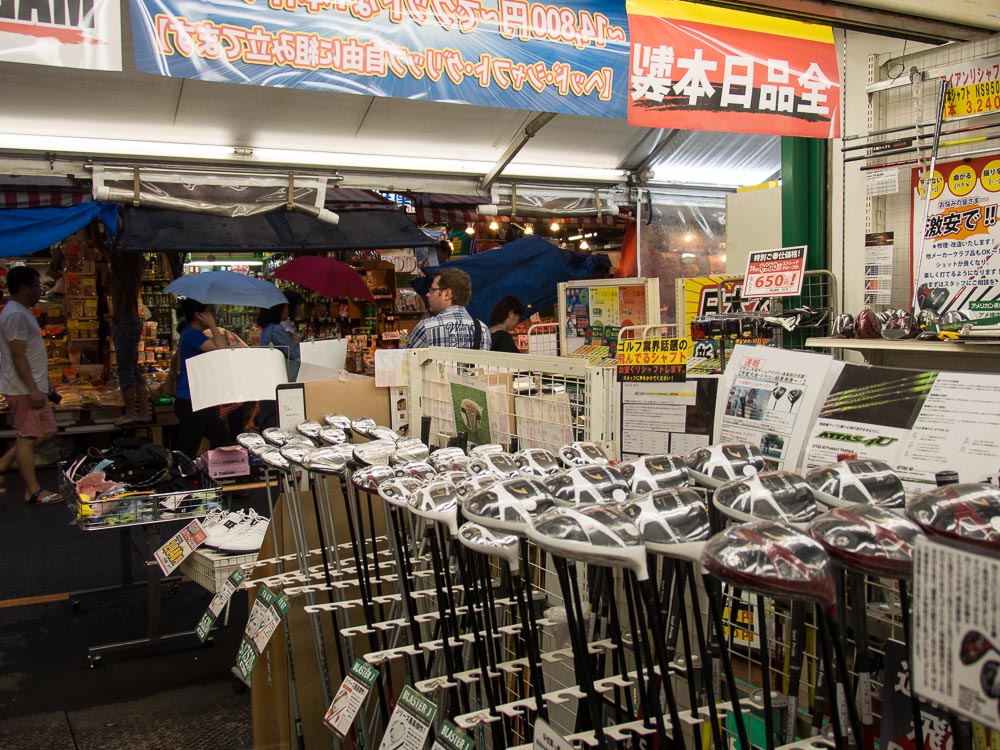 Golfshop in Ueno, Tokyo. Mit Blick auf die "exquisite" Einkaufsstraße...;)